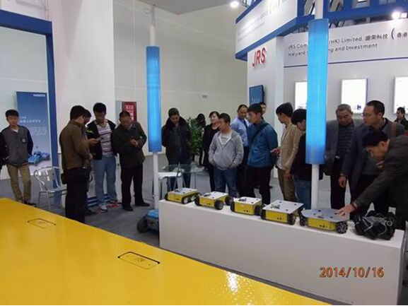航發(fā)參展2014綿陽科博會-技術人員向觀眾演示機器人.jpg